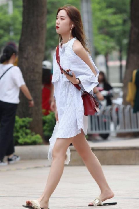街拍美图:个性独特穿搭的街头小姐姐,时尚又漂亮,回头