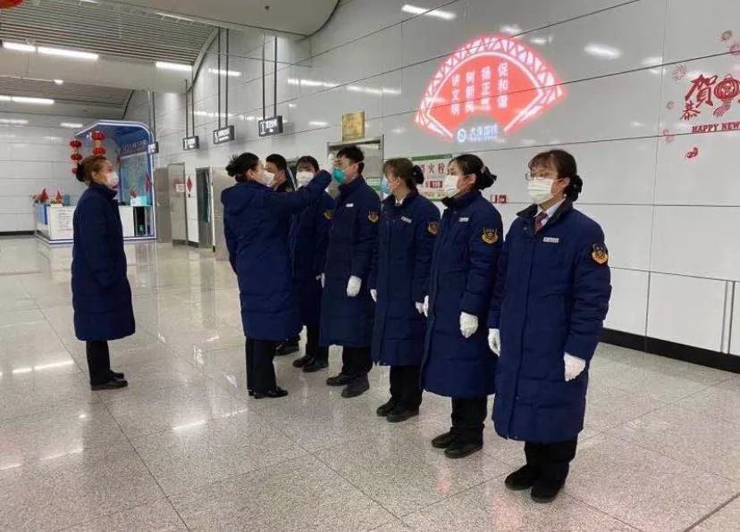 有一天,大连地铁站一位乘客体温测量超过37.3℃,随后