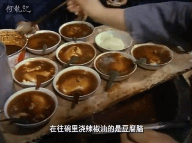 像极了老舍小说《骆驼祥子》中的场景 人们从食物中获取着能量和愉悦