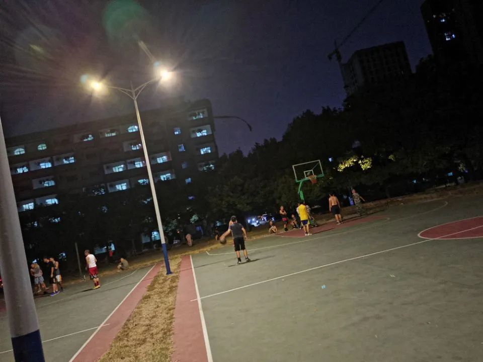 夜晚的篮球场依然热闹