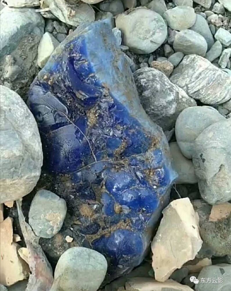 汉中人在甘肃挖砂,挖出块蓝色石头
