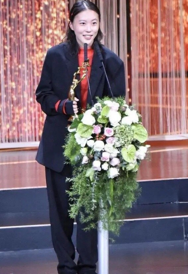 洗掉下巴纹身的窦靖童终于正经打扮,23岁留长发穿黑西装,a爆