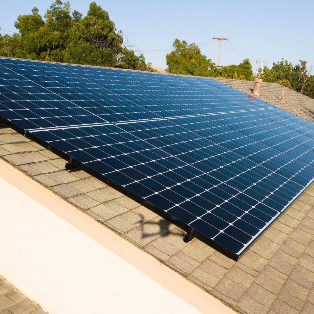 如果每个人都在屋顶上安装太阳能电池板,将会带来怎样的经济影响?
