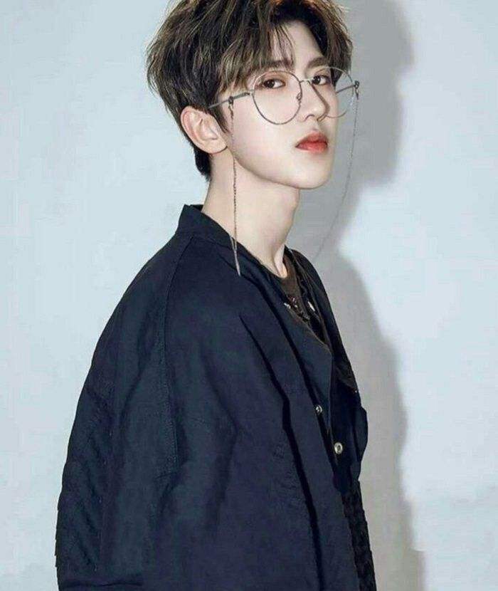 在继网友曝出疑似蔡徐坤与前女友的合照之后,3月14日,又有网友晒出几