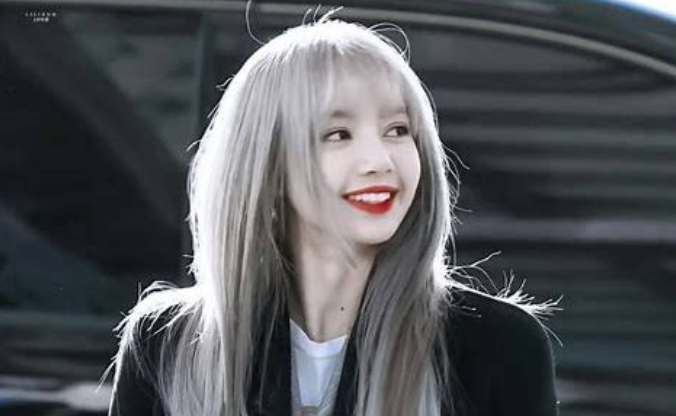 lisa节目中意外落泪,哭花妆面暴露素颜,真实年龄惹争议