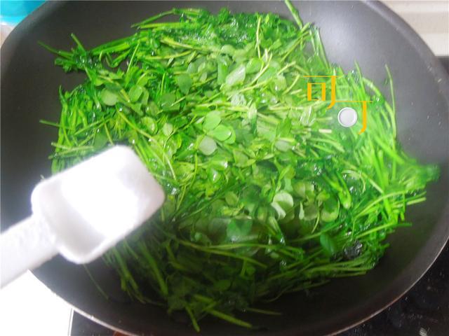 上海本帮菜里少不了的一道酒香草头,尝尝春天的味道