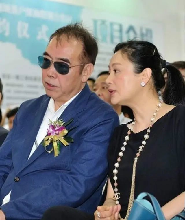 陈红老了就是普通大妈,脸宽还有皱纹,没气质还不是跟倪萍一样!