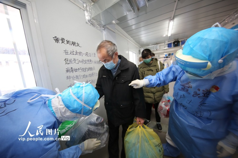 武汉:火神山医院又一批患者出院