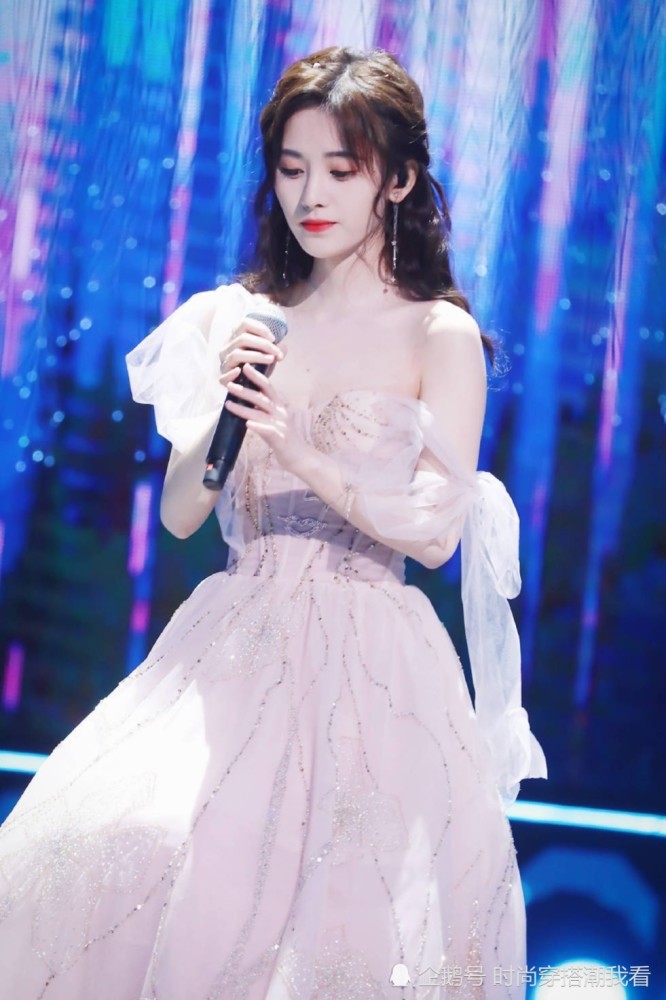 别看鞠婧祎身高只有1米59,穿上魅力十足的舞台服装,气场贼强大