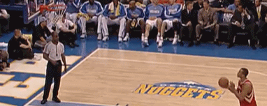 当年,海耶斯的球队面对掘金,看到这种罚球,艾佛森憋了半天,最后还是忍