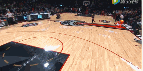 拉文罚球线大风车扣篮
