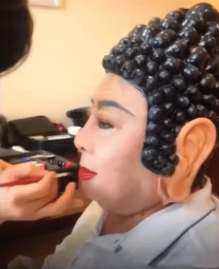 每一次扮演佛祖的时候,他的化妆时间绝对是最多的,毕竟佛祖的脸部细节