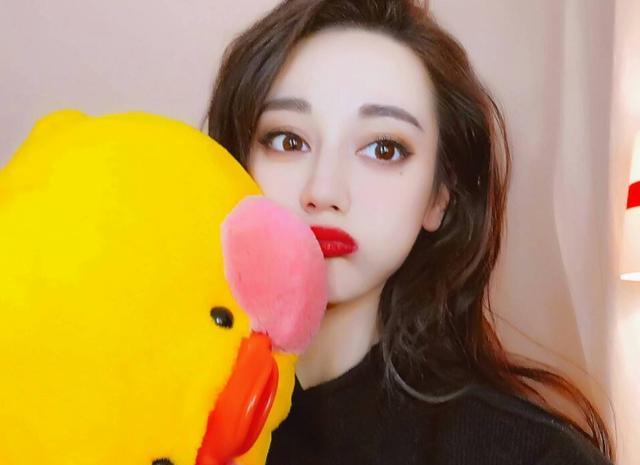 女星的全名,迪丽热巴9个字还好,可看到娜扎的全名我真