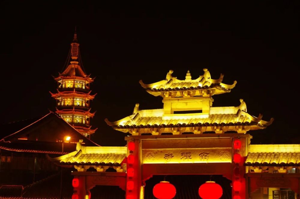 寺庙虽不大,但香火鼎盛,而南禅寺的夜景尤其值得一看,运河和南禅寺的
