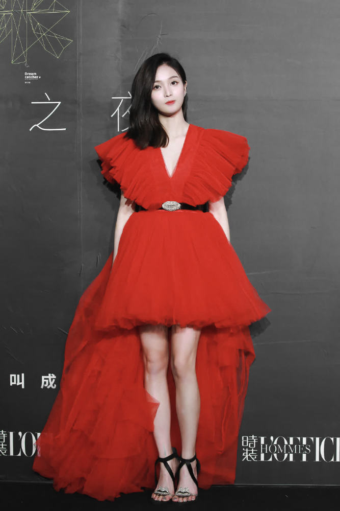 吴宣仪高清壁纸,一身华丽红礼服,化身邪魅女强人