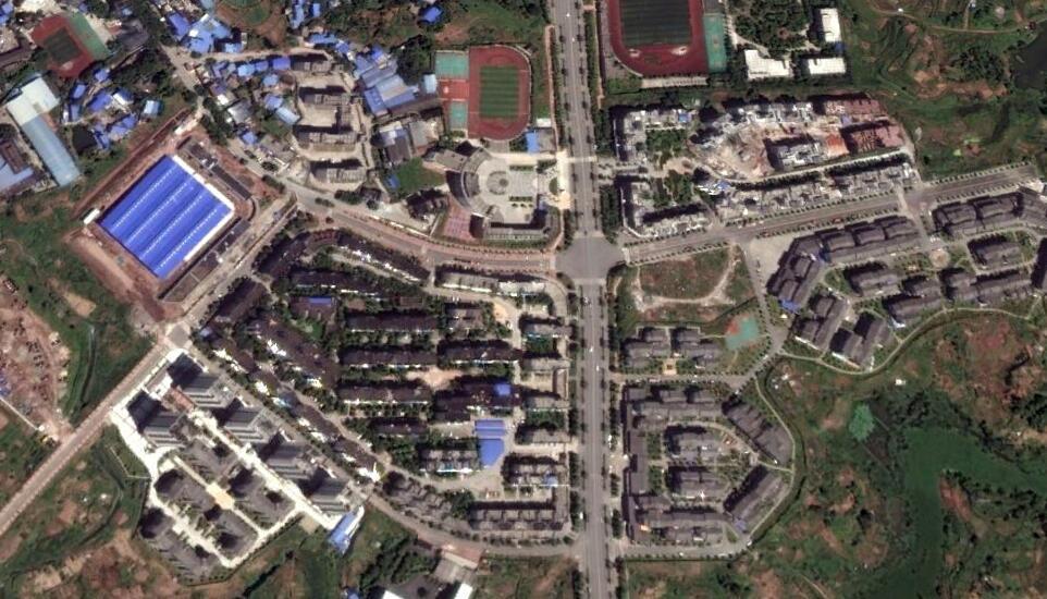 卫星上看重庆双桥经开区:城镇和龙水镇差不多,有"车城