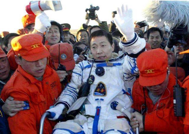 杨利伟为何要带一把手枪上太空?科学说出了原因,有三个作用
