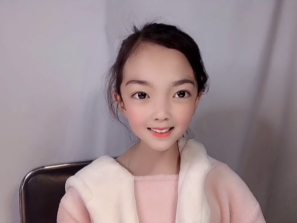 小学生在家化了款修颜淡妆,妆后效果居然让人另眼相看