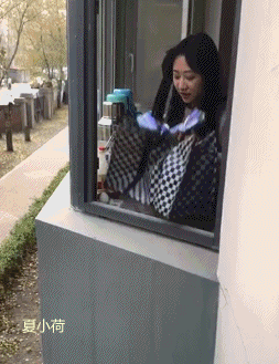 搞笑gif趣图:全班唯一的女生参加运动会,全班男生陪跑!