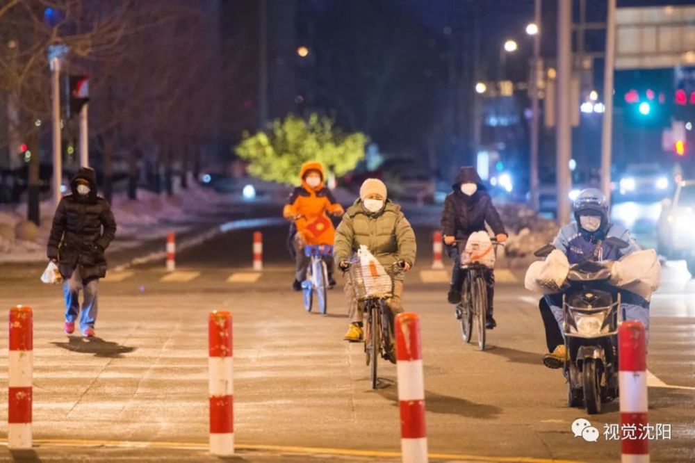 不屈的城市!顽强的人民!20张街拍图片记录疫情期间沈阳市民生存百态