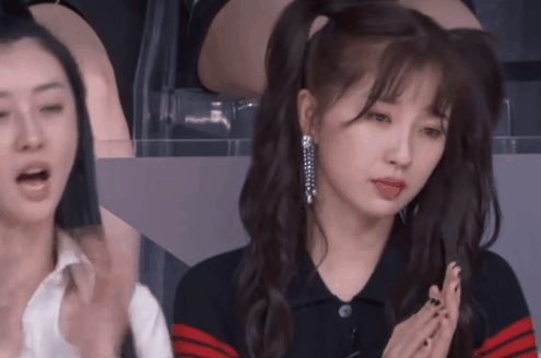 蔡卓宜哭着回应离婚热议,蔡徐坤暖心递纸巾,谁注意虞书欣表情?