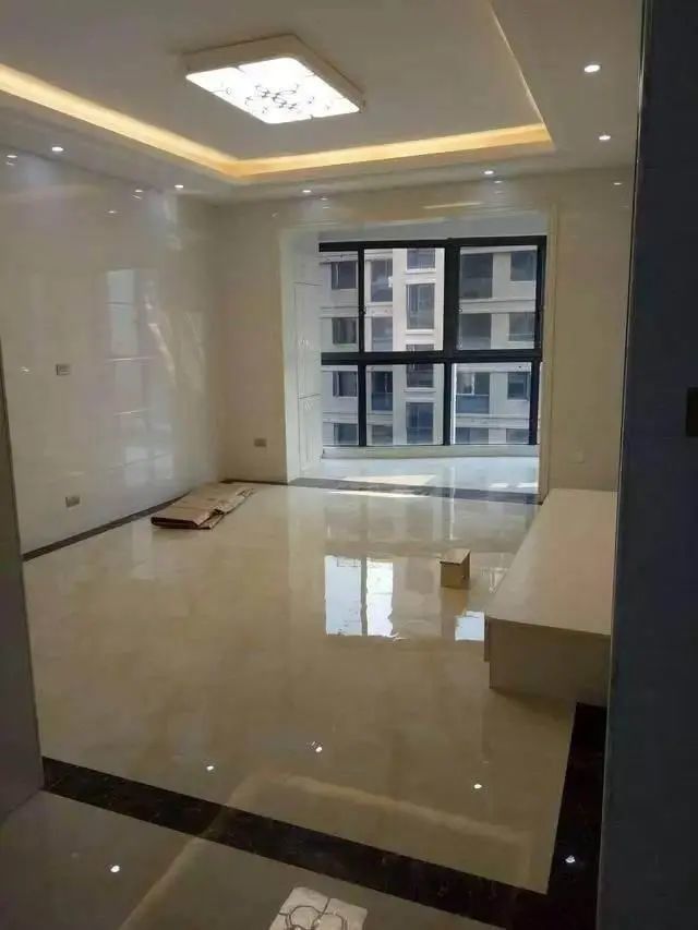 客厅图 大厅贴满了瓷砖,看起来是挺敞亮的.