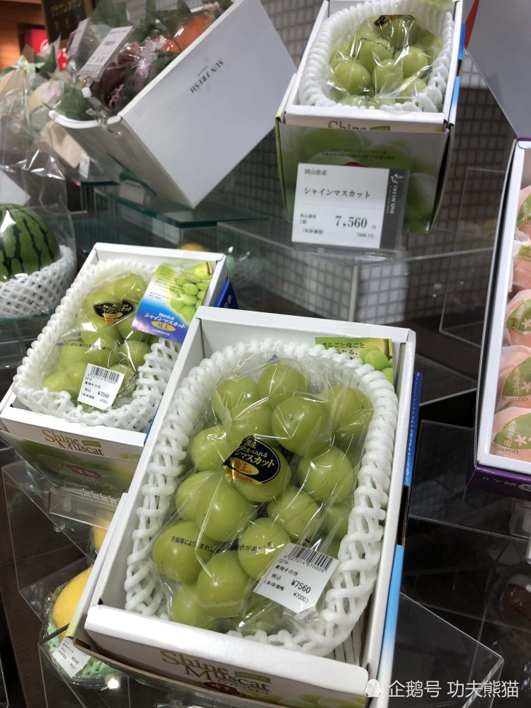 在日本,这样的晴王葡萄一串卖到7560日元,折合人民币将近500块一串.