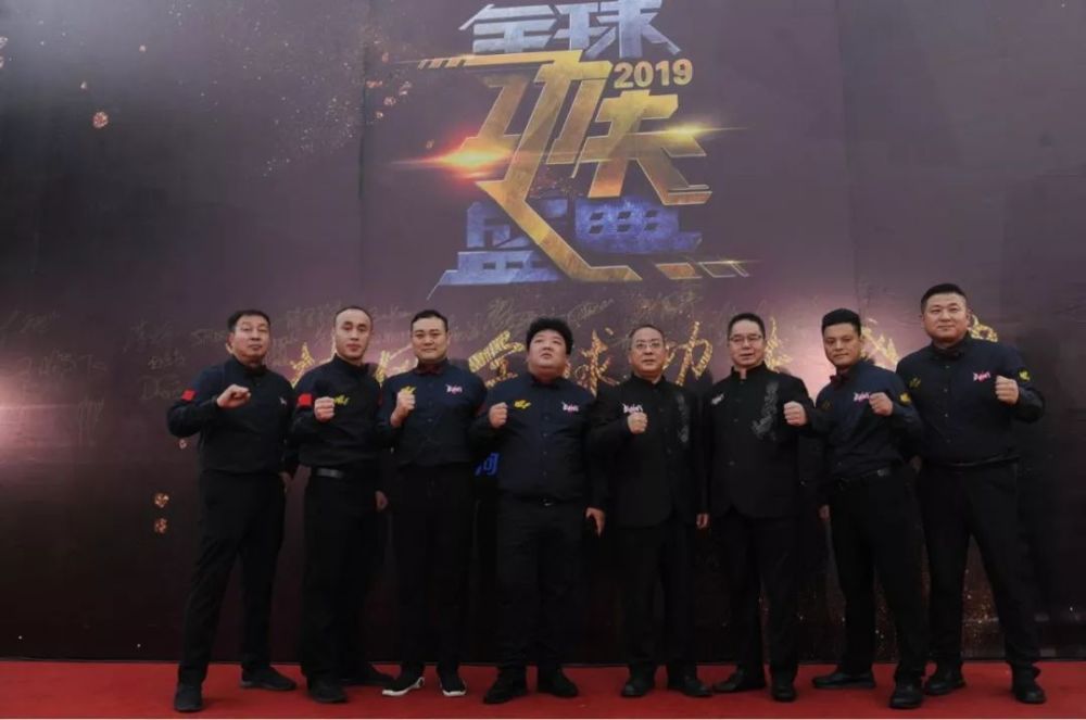 他是武林风元老级裁判,多次执裁一龙比赛,却因帮武僧一龙提裤子受争议