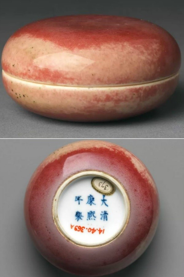 清康熙 豇豆红釉太白尊,高8.9cm,直径12.7cm,大都会博物馆藏 直径12.