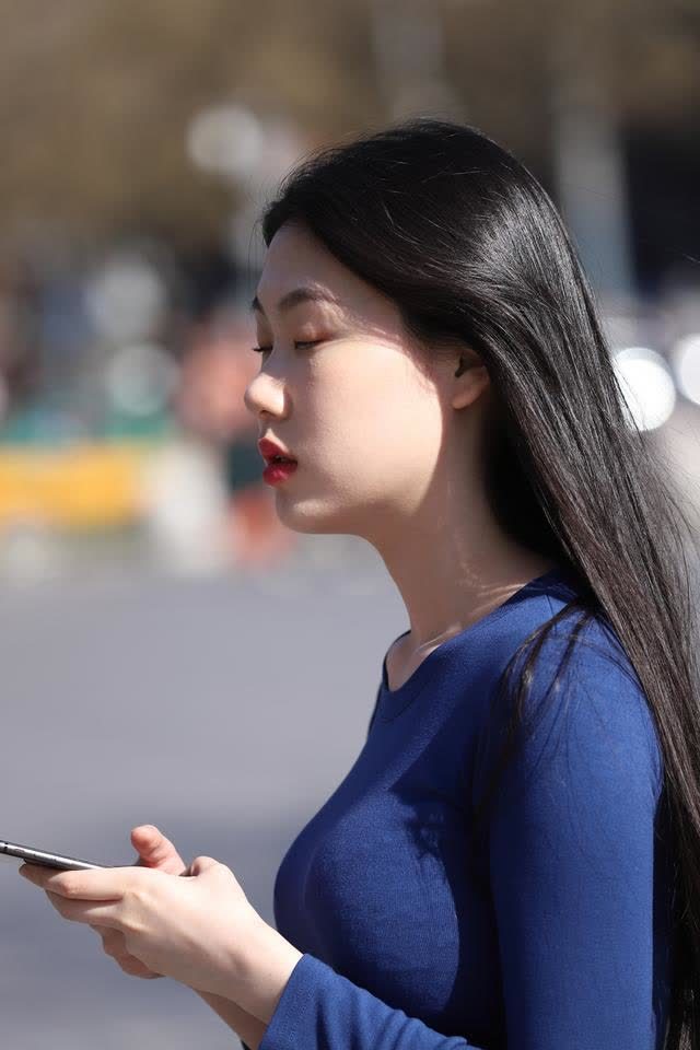 街拍:这枚蓝衣女孩既可爱又有好身材,你喜欢吗?