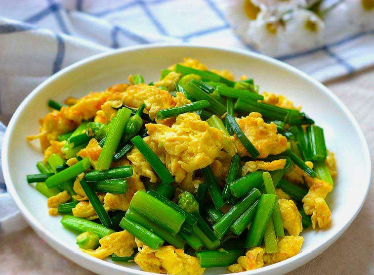 韭菜炒鸡蛋,先炒鸡蛋还是韭菜?教你做法,鸡蛋香嫩,韭菜不发黑