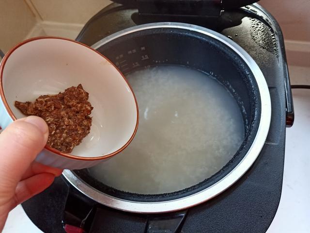 首先,起床后,电饭煲内的粥已经煮好了,加入剩余的肉末.