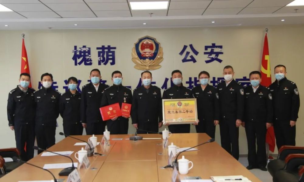 济南市公安局领导张军同志到槐荫分局开展战时送奖上岗活动