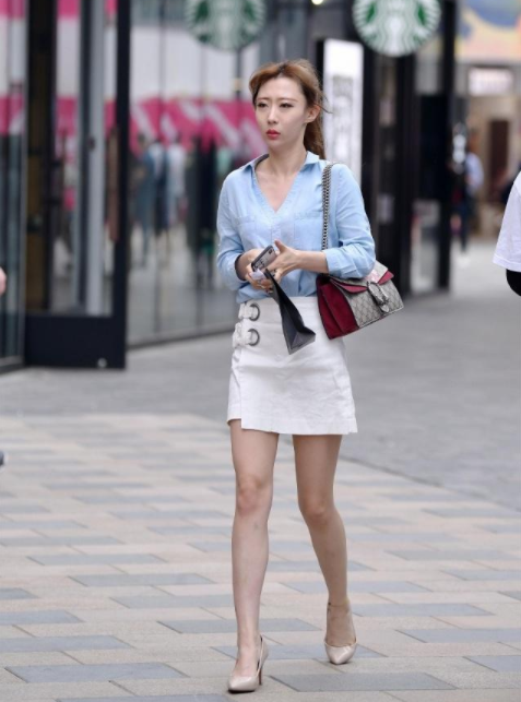 街拍美图:小姐姐简洁又实穿的休闲装搭配,气质减龄打造出女神的窈窕