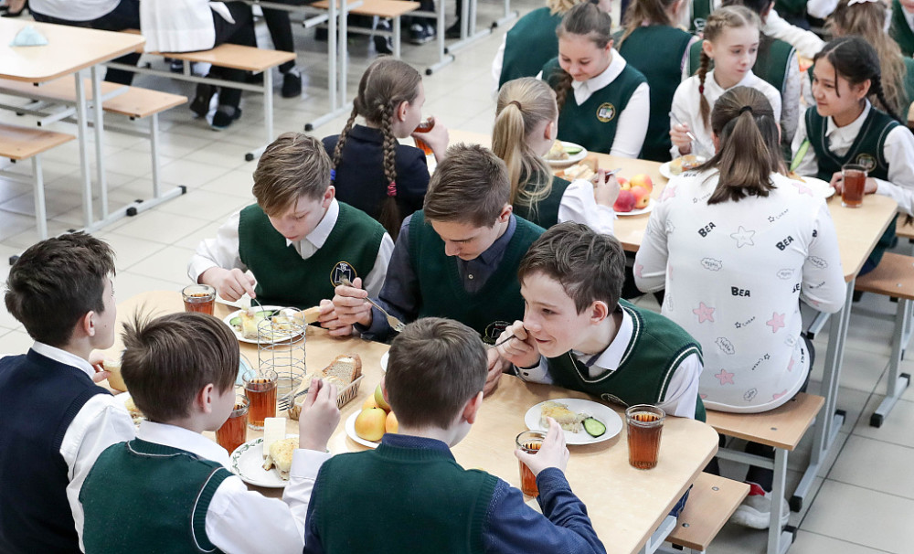 探访俄罗斯学校食堂,餐点水果饮料齐全,你敢晒出你学校的"美食"吗?