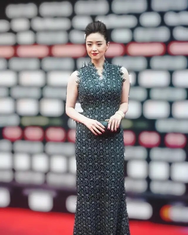 蒋欣"多肉"身材真招摇,穿无袖紧身裙勒出副乳,侧身3d感真立体