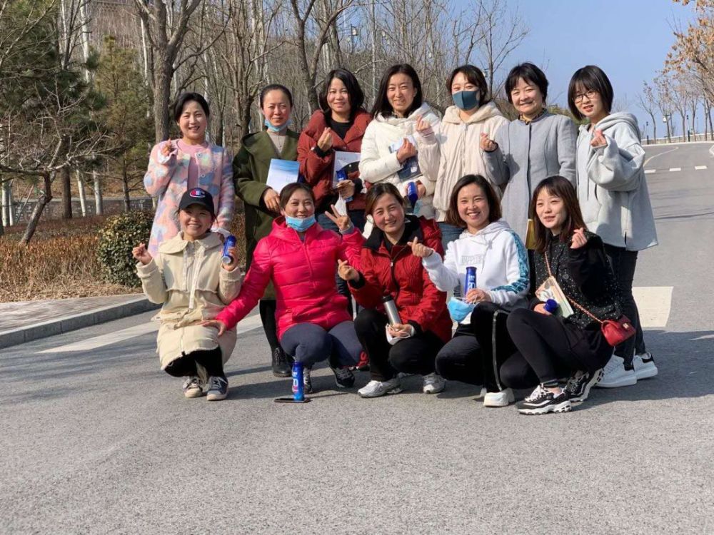 享受着春天阳光的温暖和徒步的乐趣,展现了卫健机关女干部健康快乐