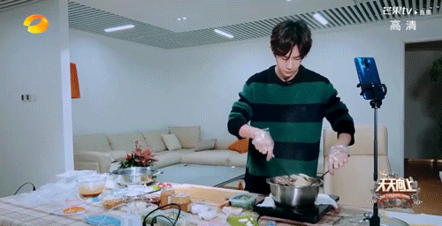 跟着何炅,王一博……宅家做饭!超简单竟然还有点好吃!
