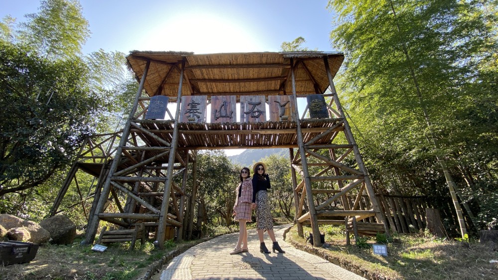 上饶横峰大山深处有个土匪山寨,名叫"丫石山寨",当年已被红军清剿