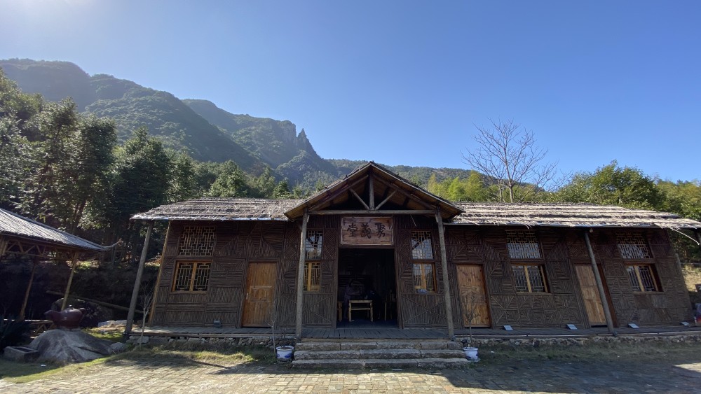 上饶横峰大山深处有个土匪山寨,名叫"丫石山寨",当年已被红军清剿
