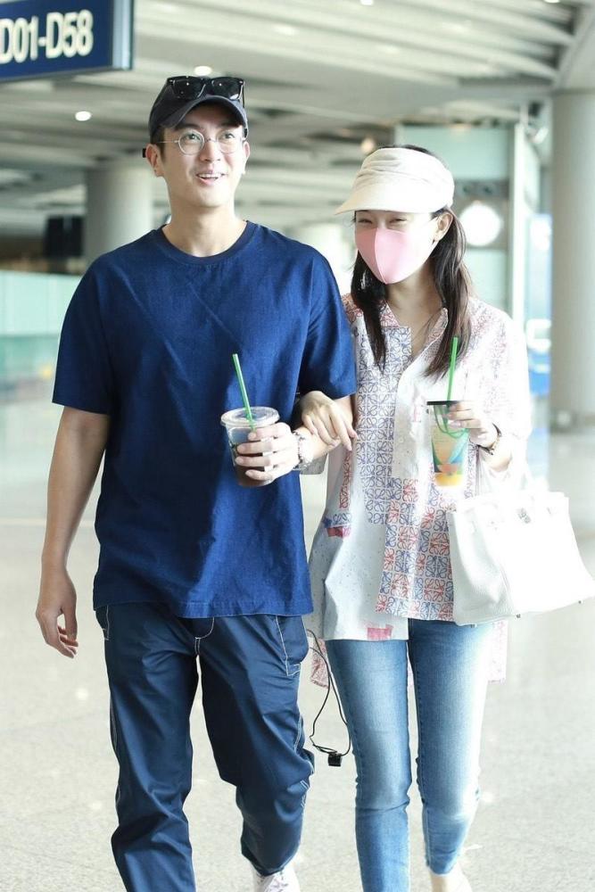 霍思燕杜江真恩爱,霍思燕穿宽松衬衫休闲舒适,深情对视甜到齁