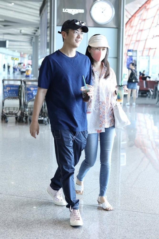 霍思燕杜江真恩爱,霍思燕穿宽松衬衫休闲舒适,深情对视甜到齁