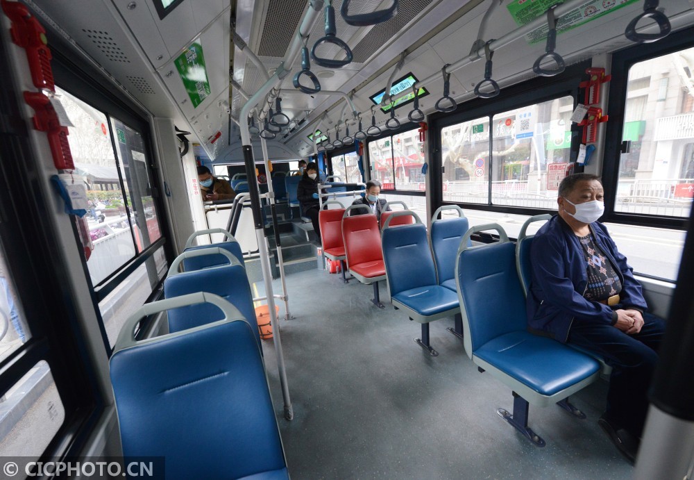 2020年3月16日,乘客乘坐郑州公交出行.cicphoto/张涛 摄
