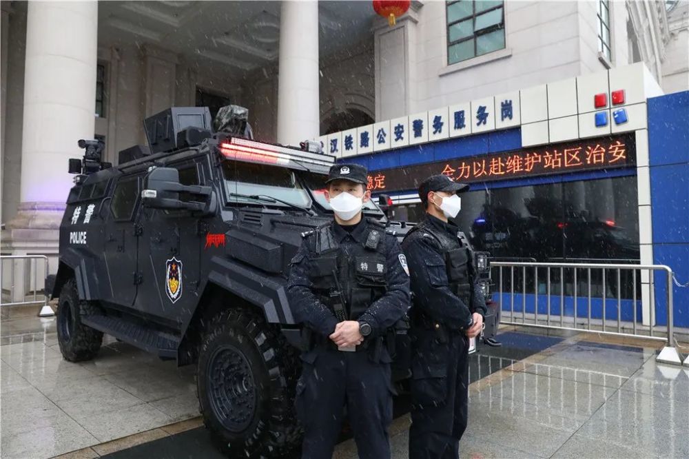 在江西九江,特巡警支队特警一大队副大队长吕飞将耄耋之年的老母亲"