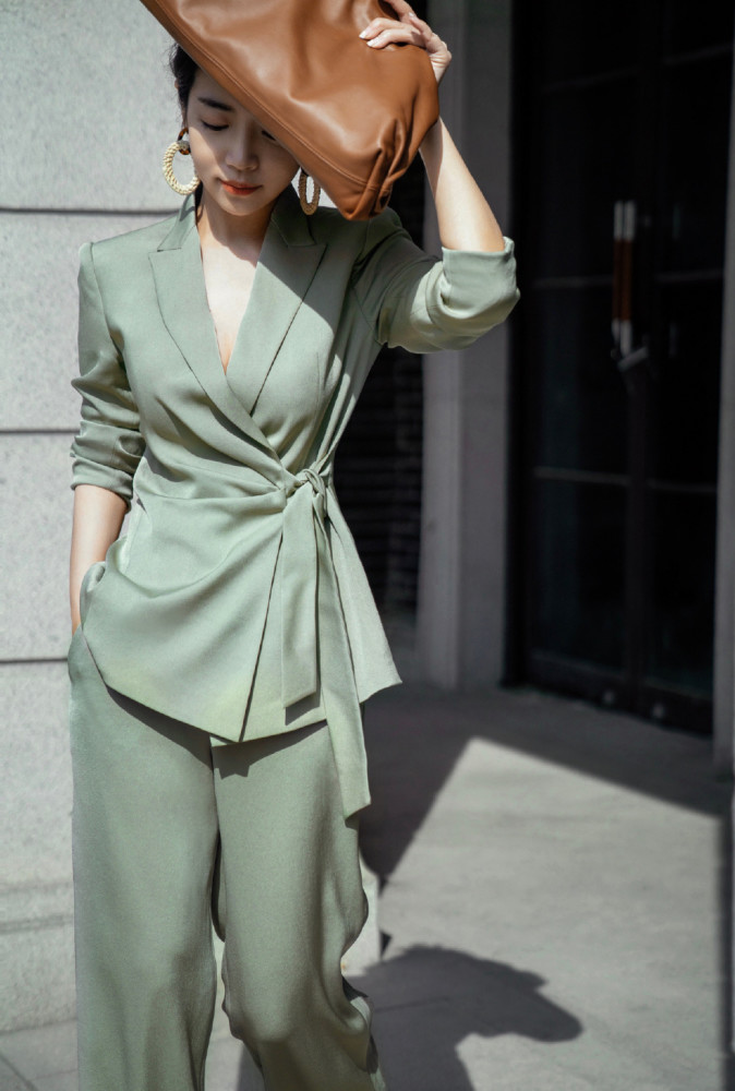 女神博主春季穿搭技巧,牛油果色西服套装甜美俏皮,高级又洋气