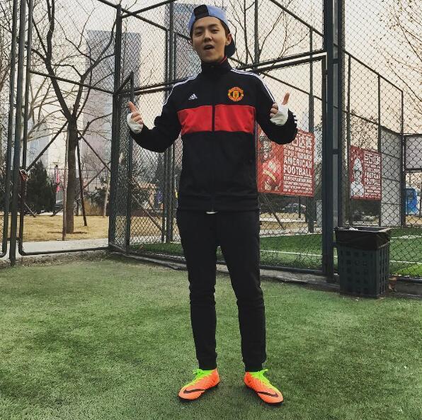 娱乐圈球王!鹿晗闪电速度虐路人 花式杂耍破门