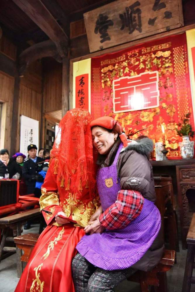 中国至少有6个民族嫁女时都要哭,哭爹哭娘,骂媒人,还要陪哭团