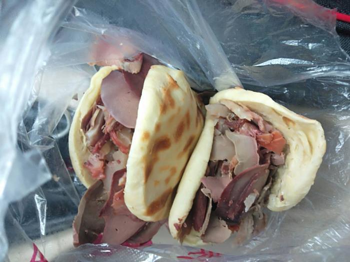 深泽必不可少的小吃——烧饼裹肉