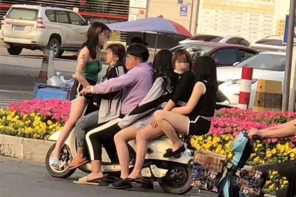 陆川 一蘑菇头哥仔 用电动车 搭5名阿妹 逛街!真相来了