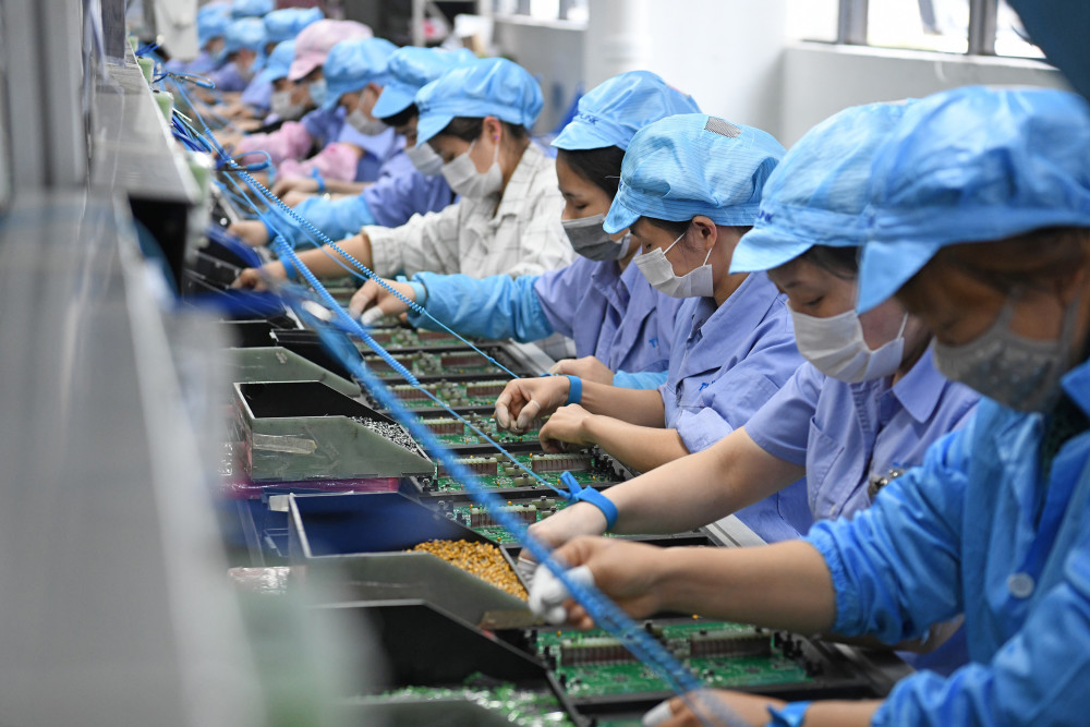 工人在深圳光明区普联技术有限公司出口产品生产车间作业(3月12日摄).